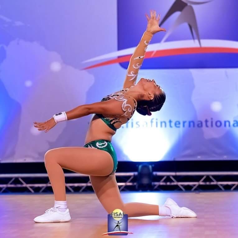 Presentación de gimnasia aeróbica deportiva