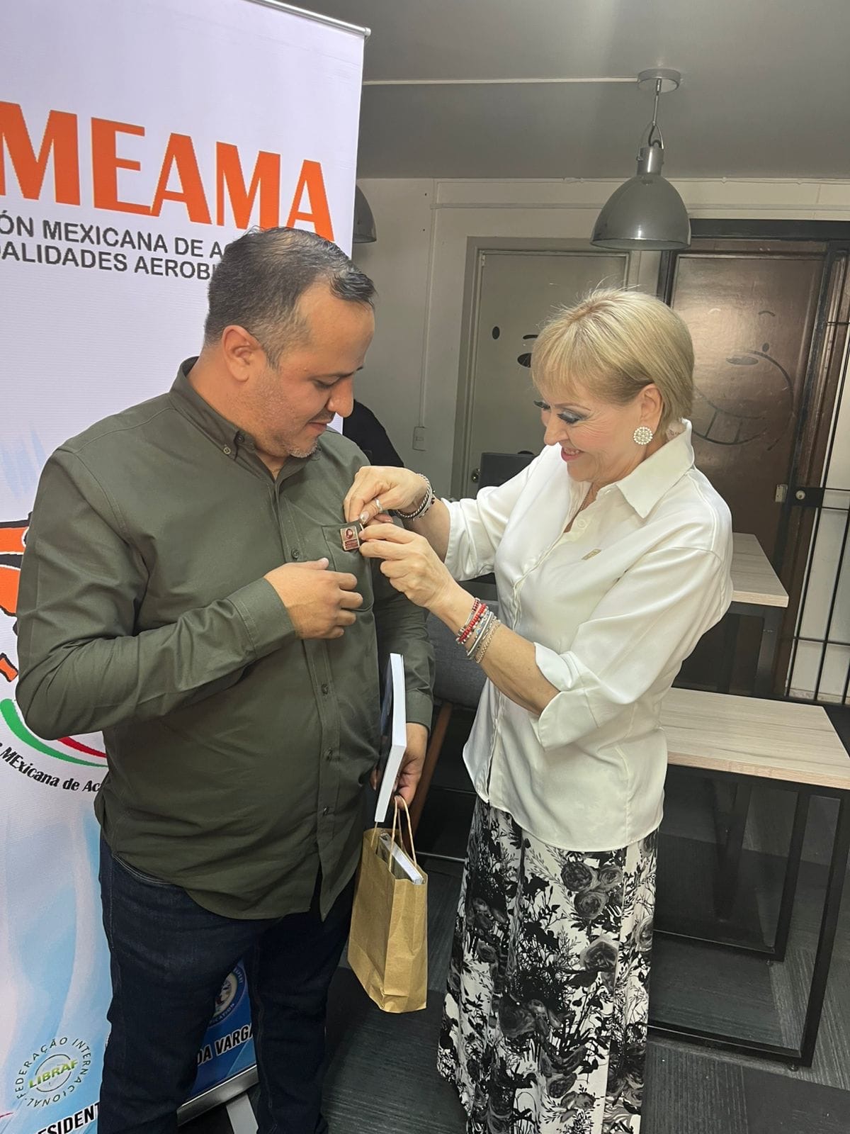 Entrega de distintivo institucional FEMEAMA