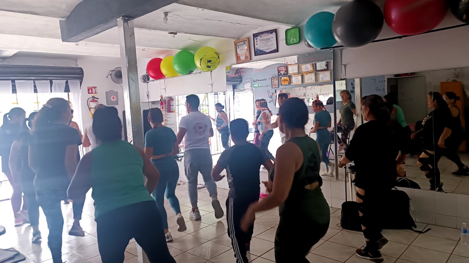 Clase grupal de aerobics FEMEAMA