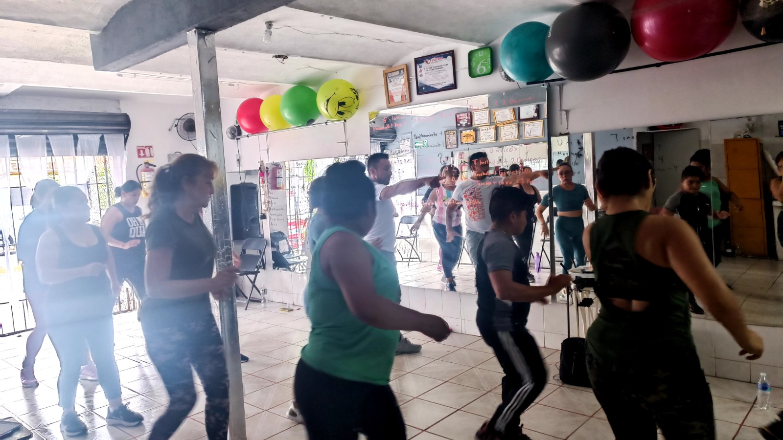 Entrenamiento grupal de aerobics