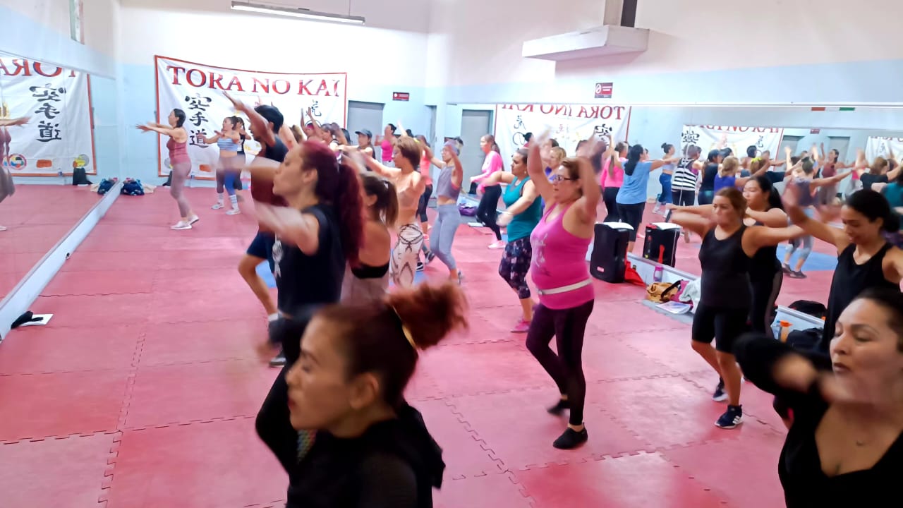 Sesión multitudinaria de actividad aeróbica